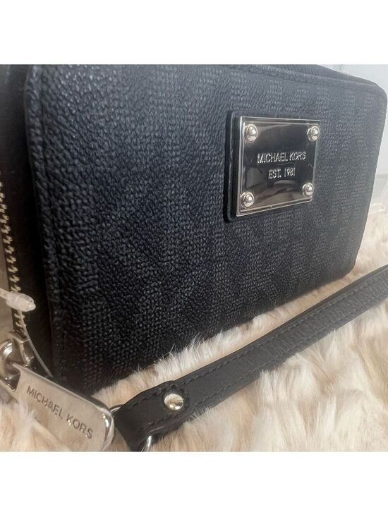Michael Kors Handbags - MICHAEL KORS LARGE JET SET ZIP AROUND WALLET